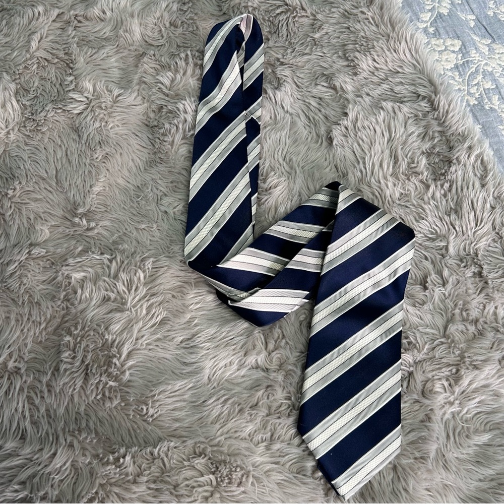 Donald J Trump Collection Silk Tie In navy blue silver gray white
